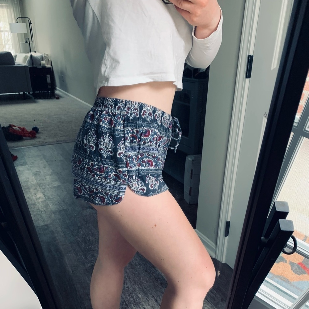 Patterned Fabric Drawstring Elastic Shorts - Picture 6 of 7